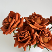 Modernes Kunstblumen-Gesteck mit 7 großen Premium Real Touch Rosen in einer edlen Keramikschale.