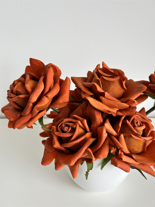 Modernes Kunstblumen-Gesteck mit 7 großen Premium Real Touch Rosen in einer edlen Keramikschale.