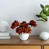 Modernes Kunstblumen-Gesteck mit 7 großen Premium Real Touch Rosen in einer edlen Keramikschale.