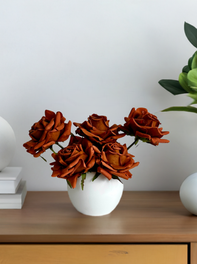 Modernes Kunstblumen-Gesteck mit 7 großen Premium Real Touch Rosen in einer edlen Keramikschale.