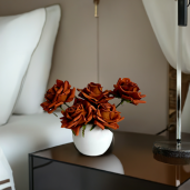 Modernes Kunstblumen-Gesteck mit 7 großen Premium Real Touch Rosen in einer edlen Keramikschale.