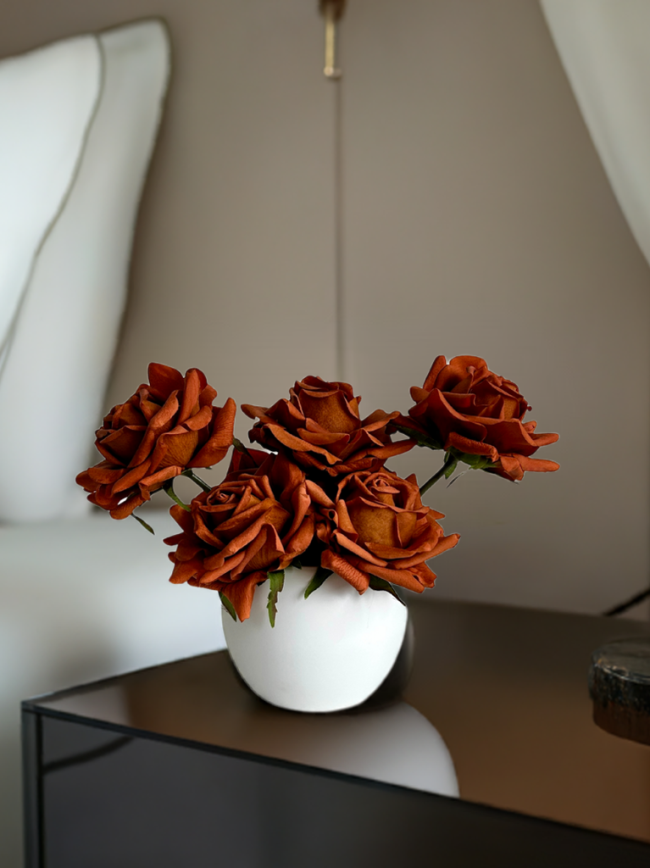 Modernes Kunstblumen-Gesteck mit 7 großen Premium Real Touch Rosen in einer edlen Keramikschale.