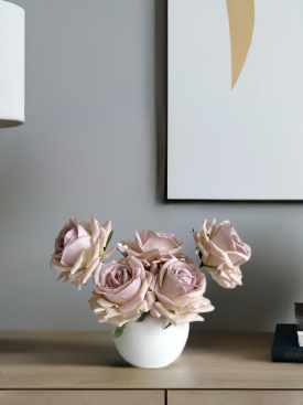 Modernes Kunstblumen-Gesteck mit 7 großen Premium Real Touch Rosen in einer edlen Keramikschale.