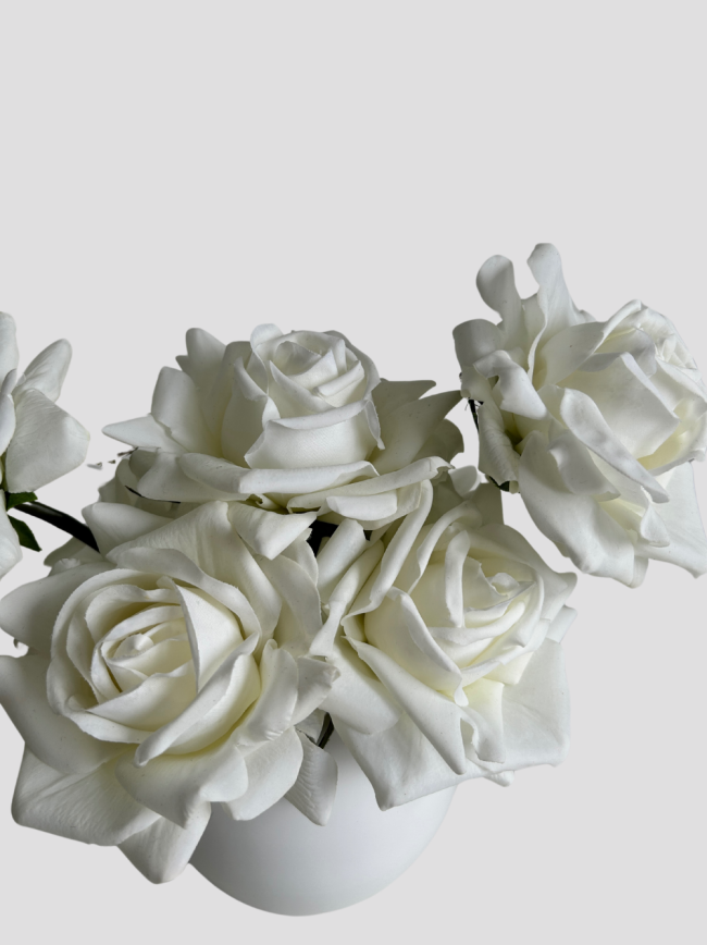 Modernes Kunstblumen-Gesteck mit 7 großen Premium Real Touch Rosen in einer edlen Keramikschale.
