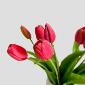 Modernes Kunstblumen-Arrangement mit 10 Real Touch Tulpen in einer eleganten weißen Keramikvase.