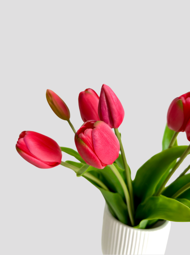 Modernes Kunstblumen-Arrangement mit 10 Real Touch Tulpen in einer eleganten weißen Keramikvase.