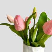 Modernes Kunstblumen-Arrangement mit 7 Real Touch Tulpen in einer schlichten weißen Keramikvase.