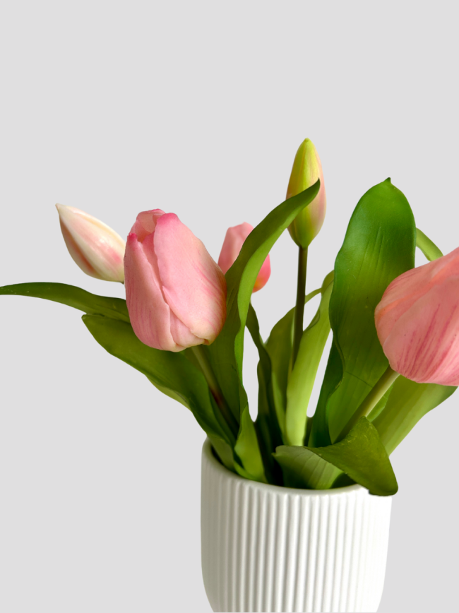Modernes Kunstblumen-Arrangement mit 7 Real Touch Tulpen in einer schlichten weißen Keramikvase.