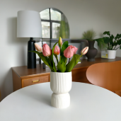 Modernes Kunstblumen-Arrangement mit 7 Real Touch Tulpen in einer schlichten weißen Keramikvase.