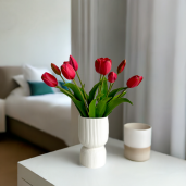 Modernes Kunstblumen-Arrangement mit 10 Real Touch Tulpen in einer eleganten weißen Keramikvase.