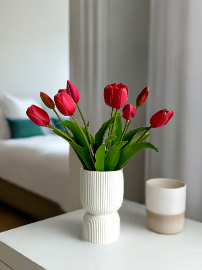 Modernes Kunstblumen-Arrangement mit 10 Real Touch Tulpen in einer eleganten weißen Keramikvase.