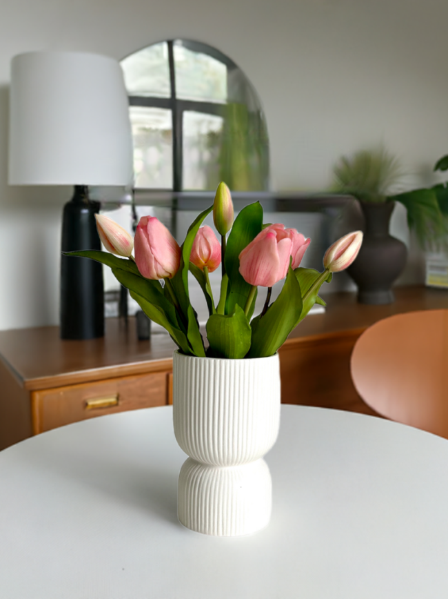 Modernes Kunstblumen-Arrangement mit 7 Real Touch Tulpen in einer schlichten weißen Keramikvase.