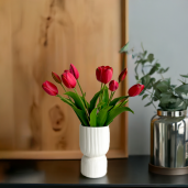 Modernes Kunstblumen-Arrangement mit 10 Real Touch Tulpen in einer eleganten weißen Keramikvase.