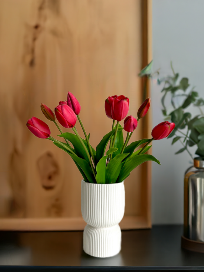 Modernes Kunstblumen-Arrangement mit 10 Real Touch Tulpen in einer eleganten weißen Keramikvase.