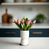 Modernes Kunstblumen-Arrangement mit 7 Real Touch Tulpen in einer schlichten weißen Keramikvase.