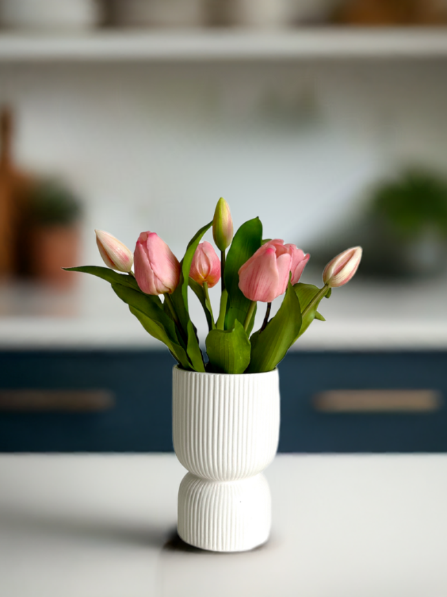 Modernes Kunstblumen-Arrangement mit 7 Real Touch Tulpen in einer schlichten weißen Keramikvase.